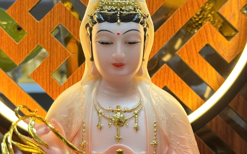 Quan Âm ngồi sen to