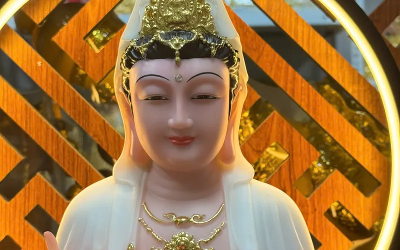 Quan Âm đế sen cao bầu dục