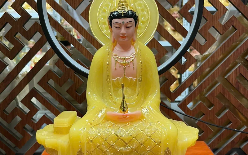 Quan Âm Bồ Tát ngồi bệ đá