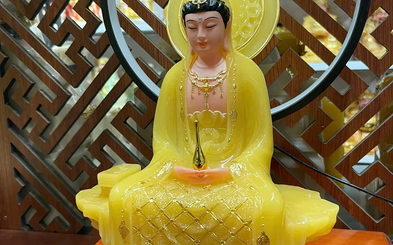 Quan Âm Bồ Tát ngồi bệ đá