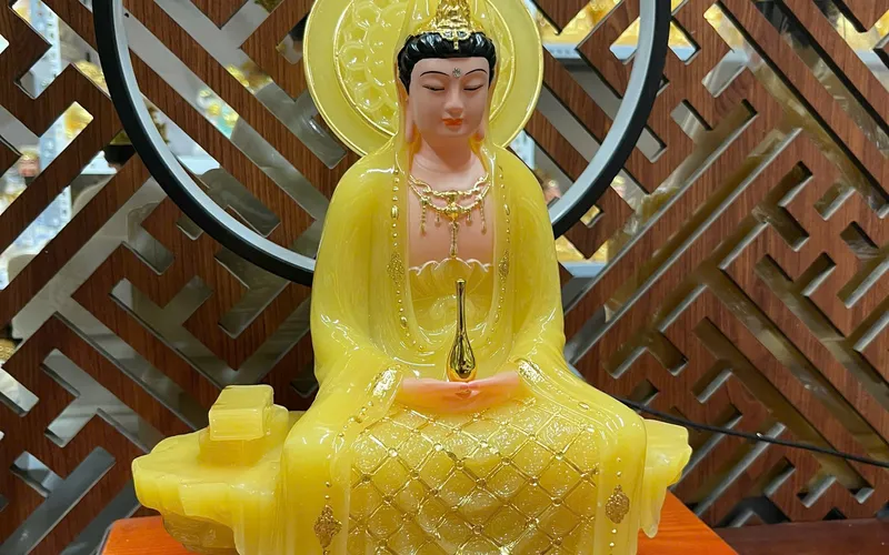 Quan Âm Bồ Tát ngồi bệ đá