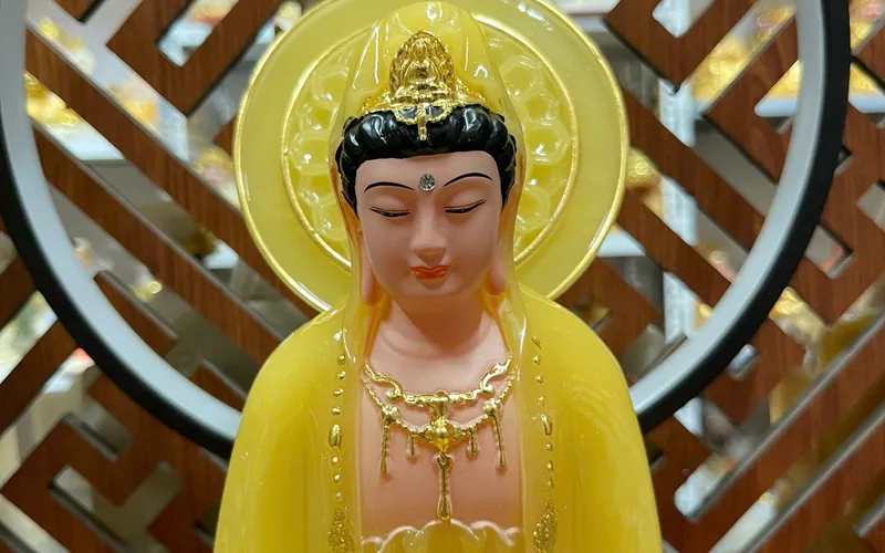 Quan Âm Bồ Tát ngồi bệ đá