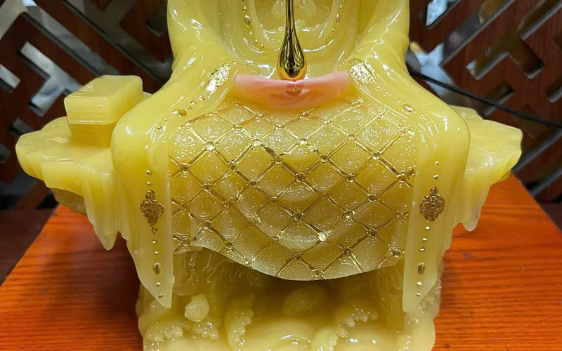 Quan Âm Bồ Tát ngồi bệ đá