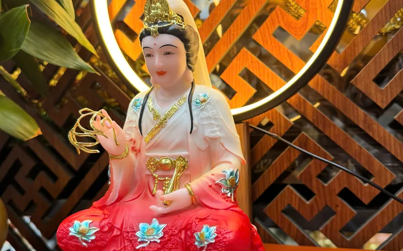 Quan Âm ngồi đế non nước 