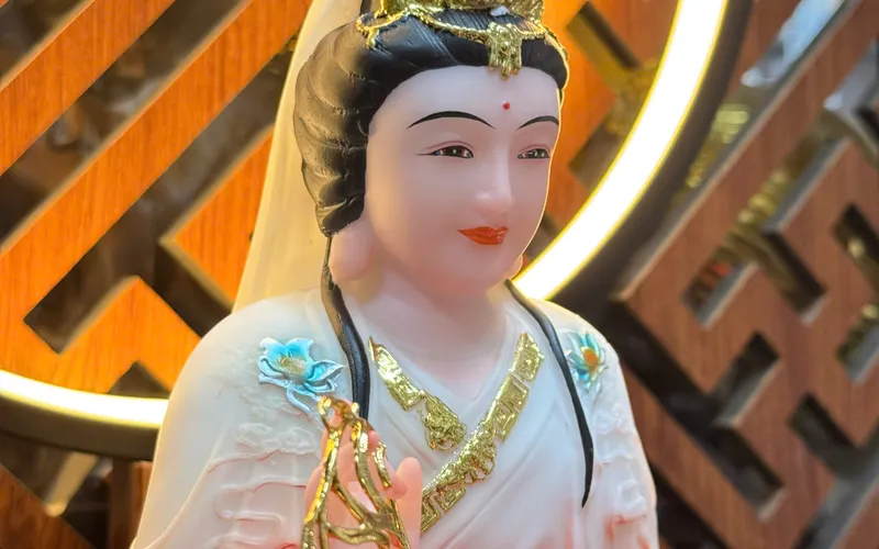 Quan Âm ngồi đế non nước 