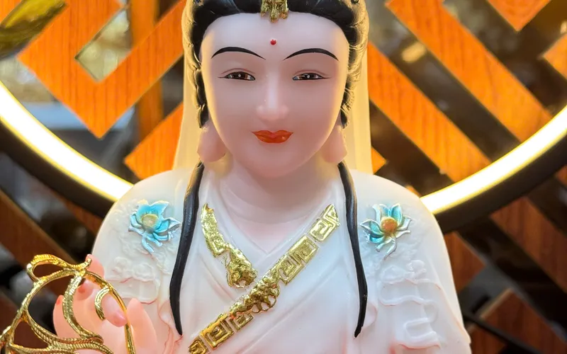 Quan Âm ngồi đế non nước 