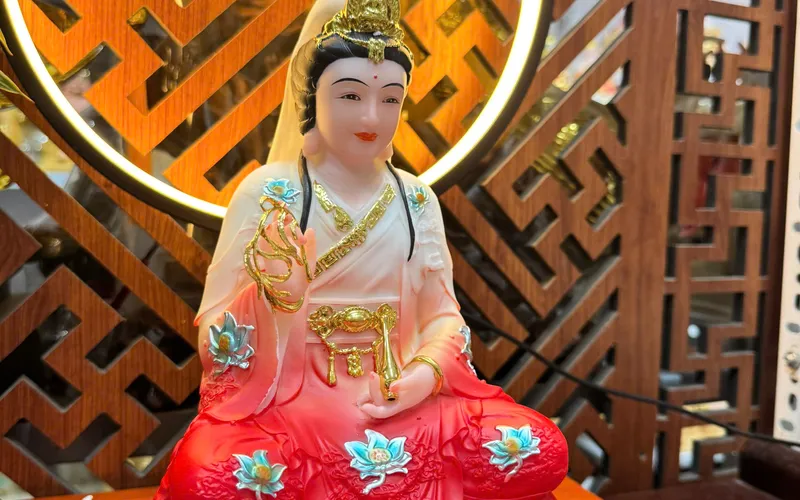 Quan Âm ngồi đế non nước 