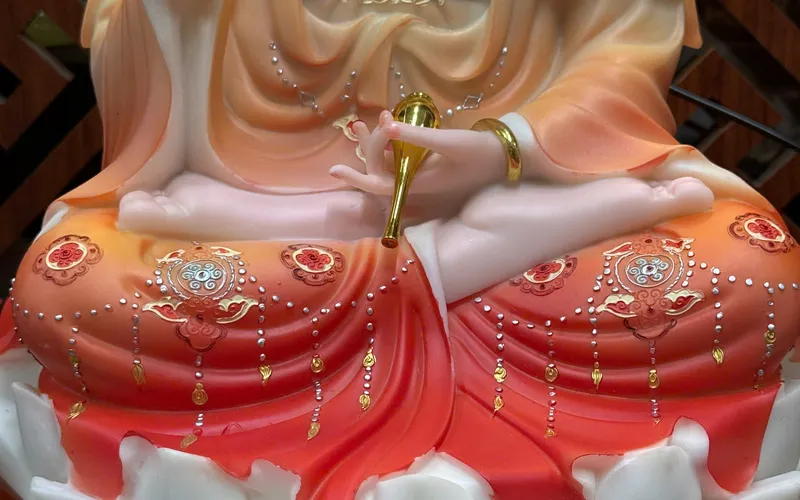 Tượng Phật Quan Âm ngồi đóa sen