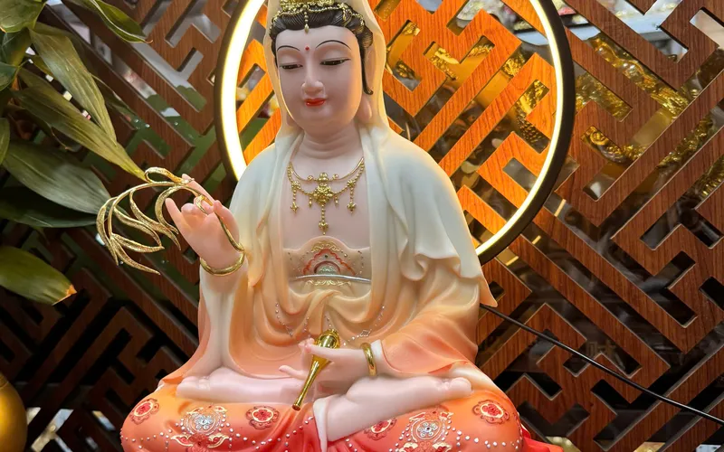 Tượng Phật Quan Âm ngồi đóa sen