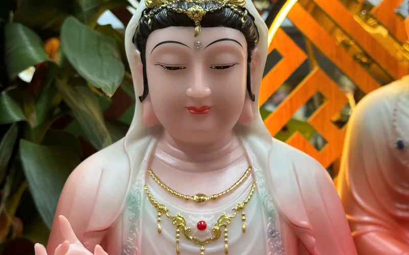 Tượng Phật Quan Âm ngồi đóa sen