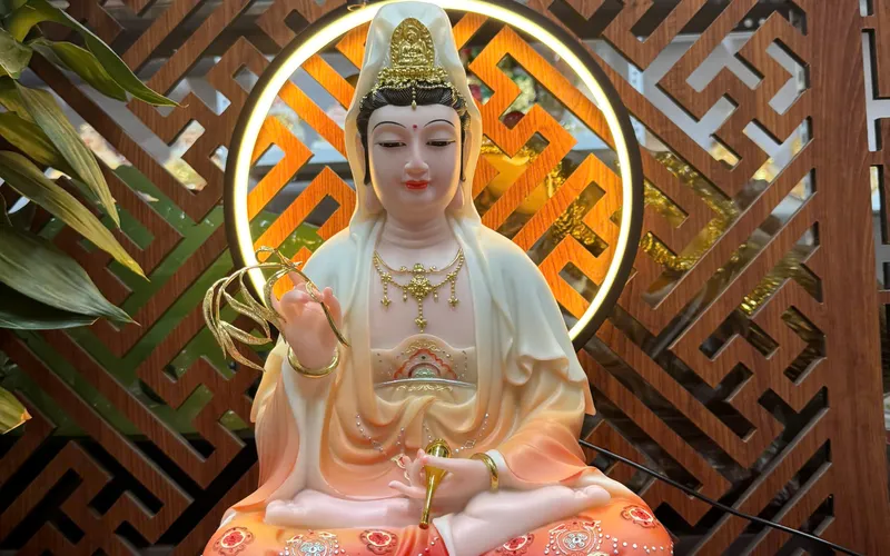 Tượng Phật Quan Âm ngồi đóa sen