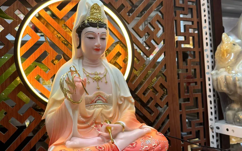 Tượng Phật Quan Âm ngồi đóa sen