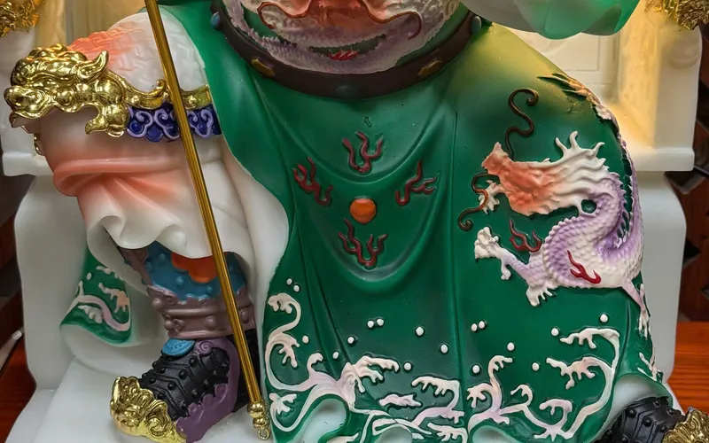 Quan Công ngồi viền hoa