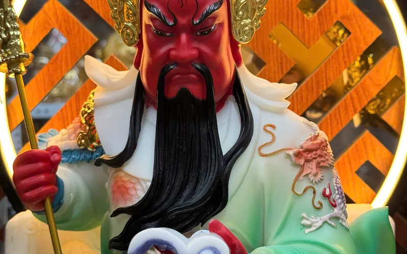 Quan Công ngồi viền hoa