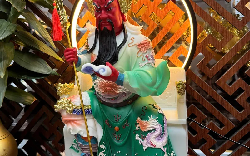 Quan Công ngồi viền hoa