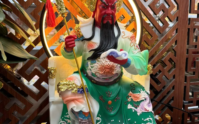 Quan Công ngồi viền hoa