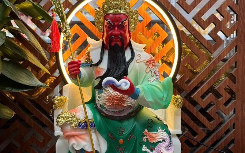 Quan Công ngồi viền hoa