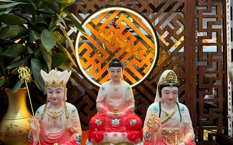 Ta Bà Tam Thánh Phật dạng đế sen non nước 