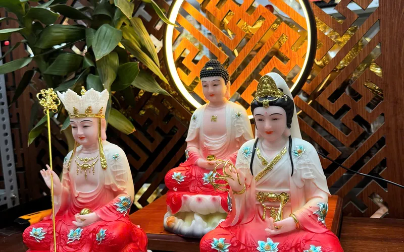 Ta Bà Tam Thánh Phật dạng đế sen non nước 