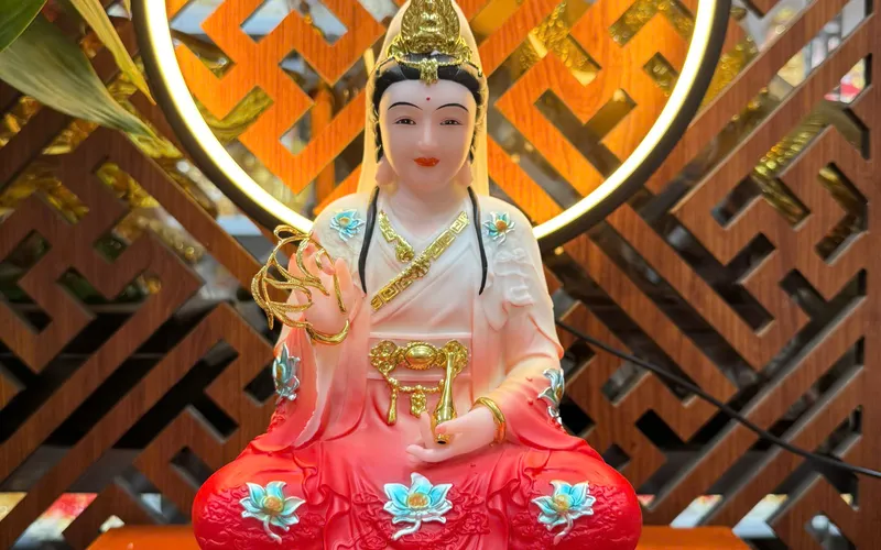 Ta Bà Tam Thánh Phật dạng đế sen non nước 