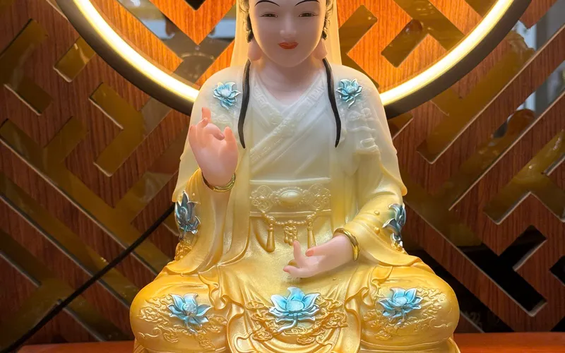 Ta Bà Tam Thánh Phật dạng đế sen non nước màu Vàng 