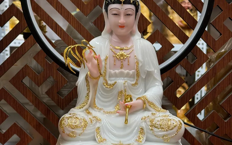 Quan Âm ngồi tọa sen to