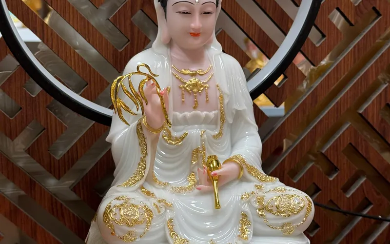 Quan Âm ngồi tọa sen to