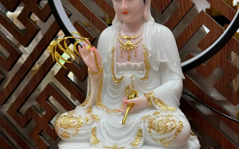 Quan Âm ngồi tọa sen to