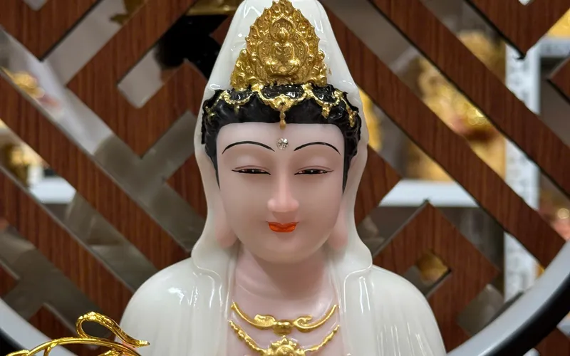 Quan Âm ngồi tọa sen to