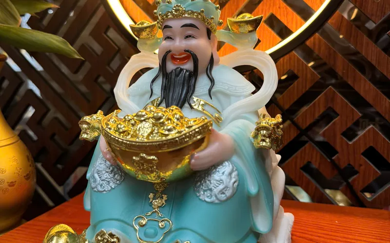 Thần Tiền Đại Cát Đại Lợi tay cần thỏi vàng 