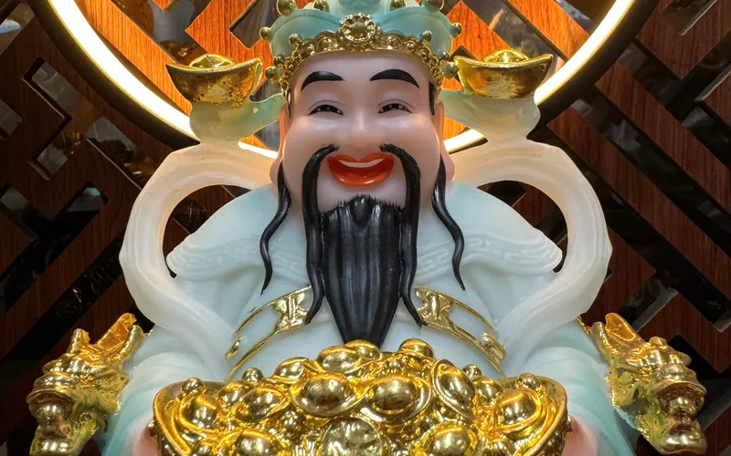 Thần Tiền Đại Cát Đại Lợi tay cần thỏi vàng 