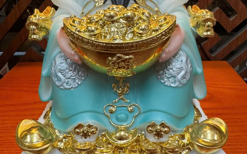 Thần Tiền Đại Cát Đại Lợi tay cần thỏi vàng 