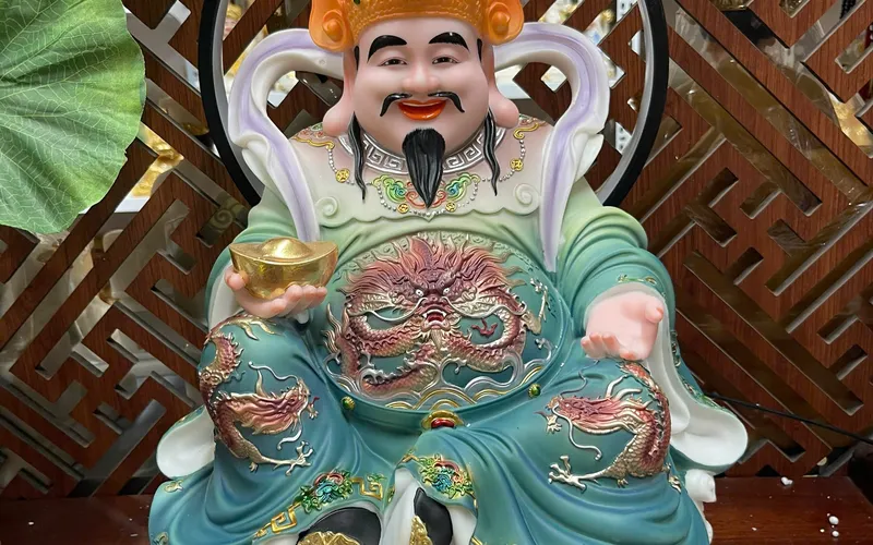 Thần Tiền đế tròn viền hoa văn 