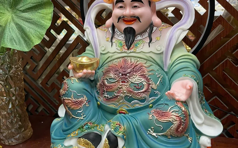 Thần Tiền đế tròn viền hoa văn 