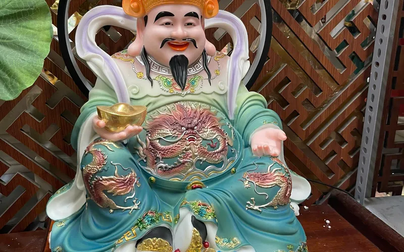 Thần Tiền đế tròn viền hoa văn 