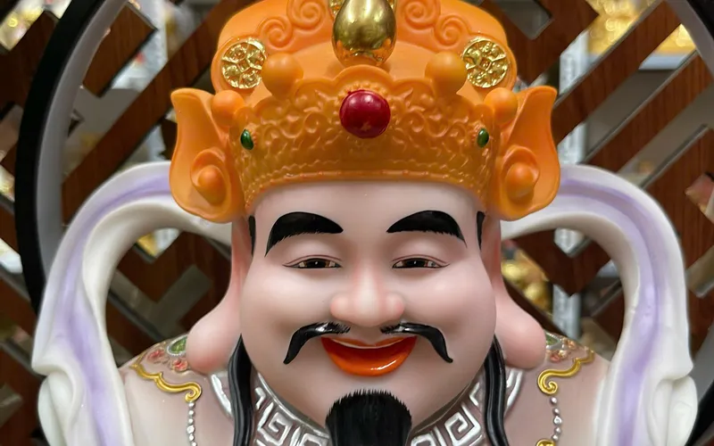 Thần Tiền đế tròn viền hoa văn 