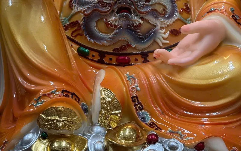 Thần Tiền đế tròn viền hoa văn