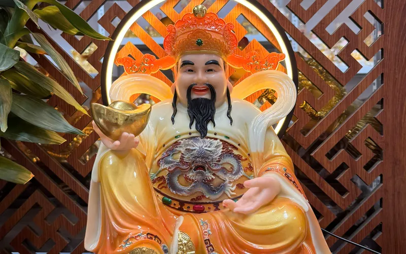 Thần Tiền đế tròn viền hoa văn