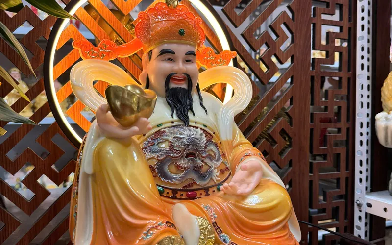 Thần Tiền đế tròn viền hoa văn