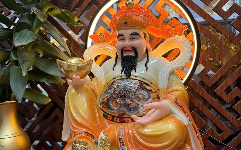 Thần Tiền đế tròn viền hoa văn