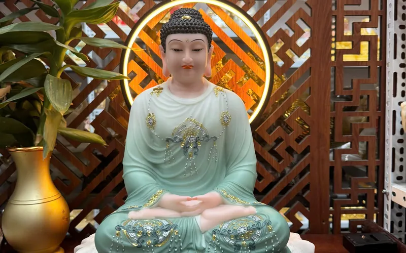 Tượng Phật Thích Ca tĩnh tâm trên tảng đá lớn