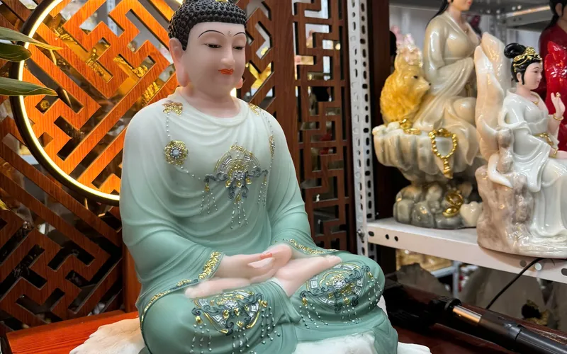 Tượng Phật Thích Ca tĩnh tâm trên tảng đá lớn