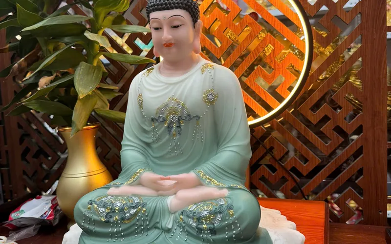 Tượng Phật Thích Ca tĩnh tâm trên tảng đá lớn