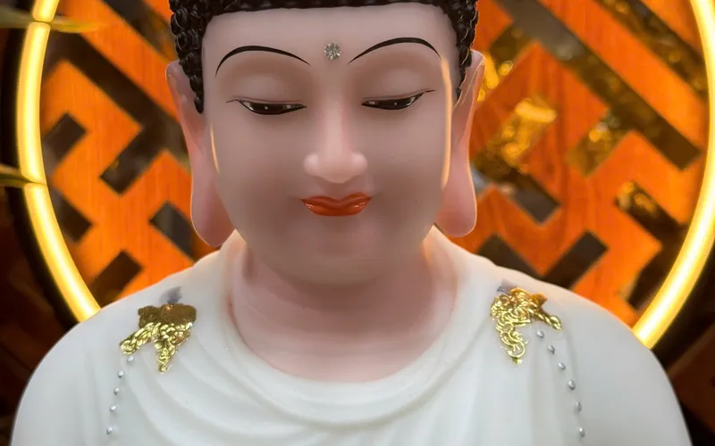 Tượng Phật Thích Ca tĩnh tâm trên tảng đá lớn