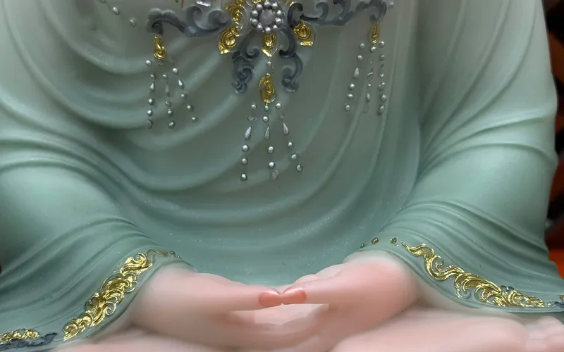 Tượng Phật Thích Ca tĩnh tâm trên tảng đá lớn