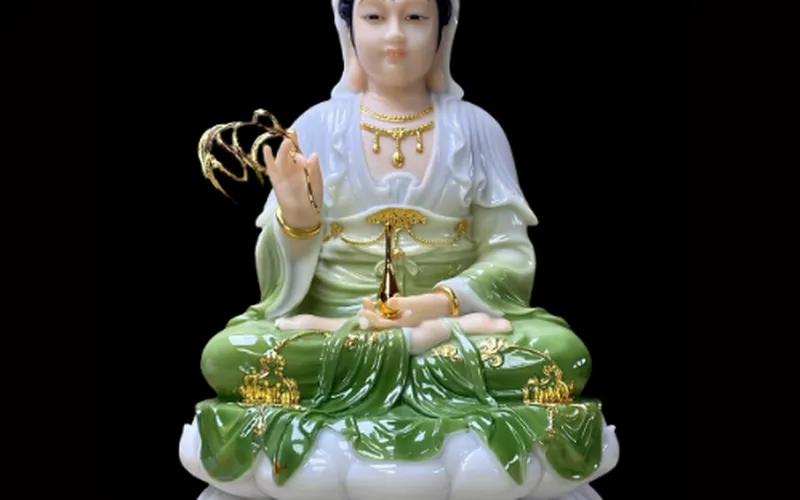 Quan Thế Âm Bồ Tát ngồi đế sen