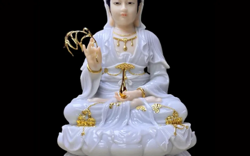 Quan Thế Âm Bồ Tát ngồi đế sen