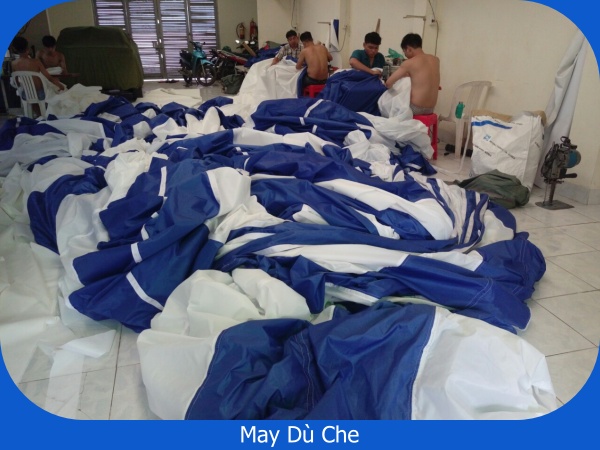 bán dù che sân trường