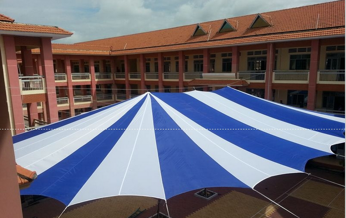 dù che sân trường