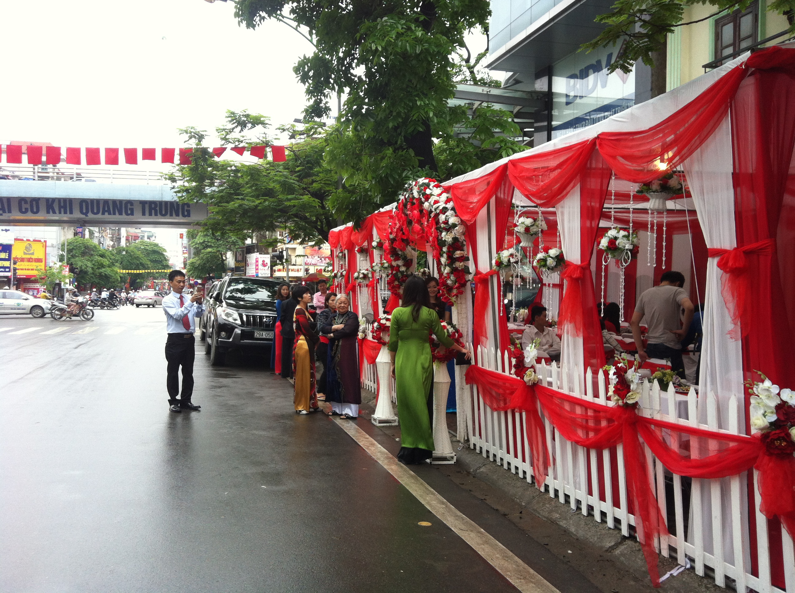 Khung nhà bạt đám cưới chắc chắn, an toàn cho mọi địa hình Khung nhà bạt đám cưới chắc chắn, an toàn cho mọi địa hình